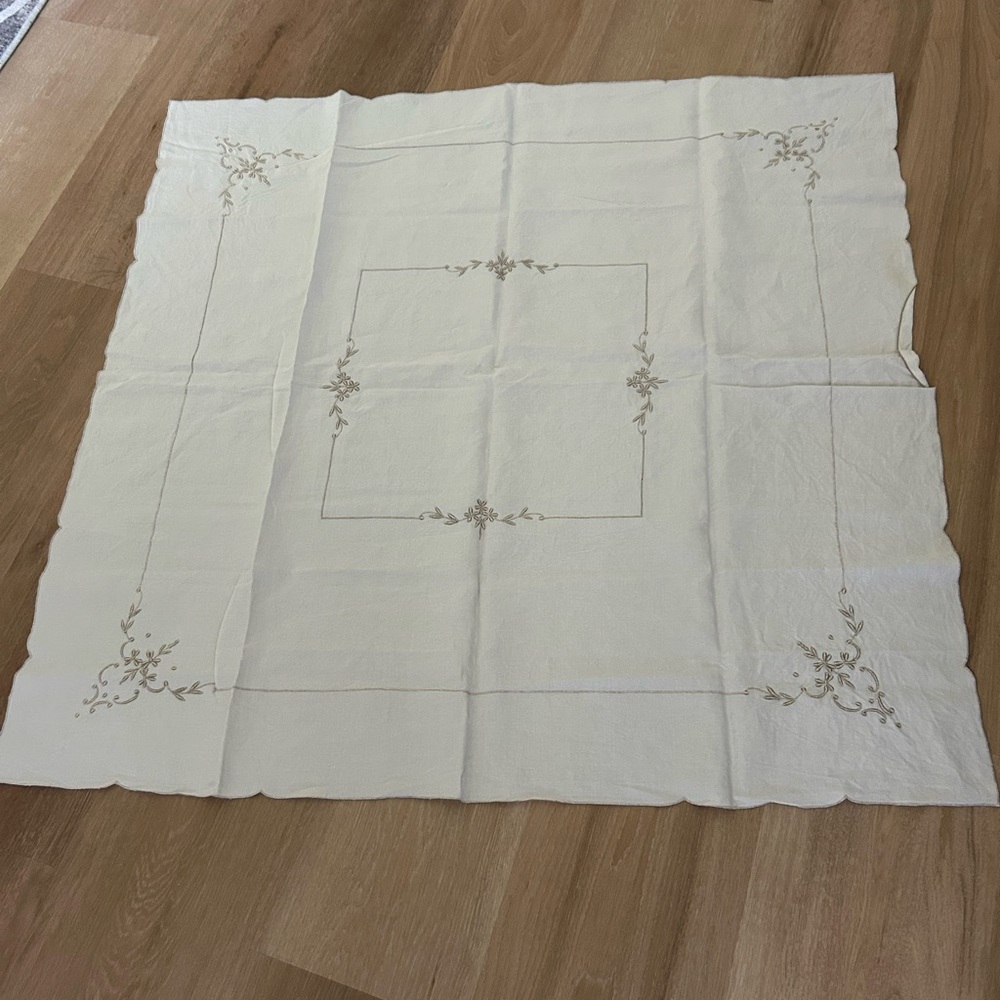 Vintage Linen Elegant Cream Embroidered Tablecloth